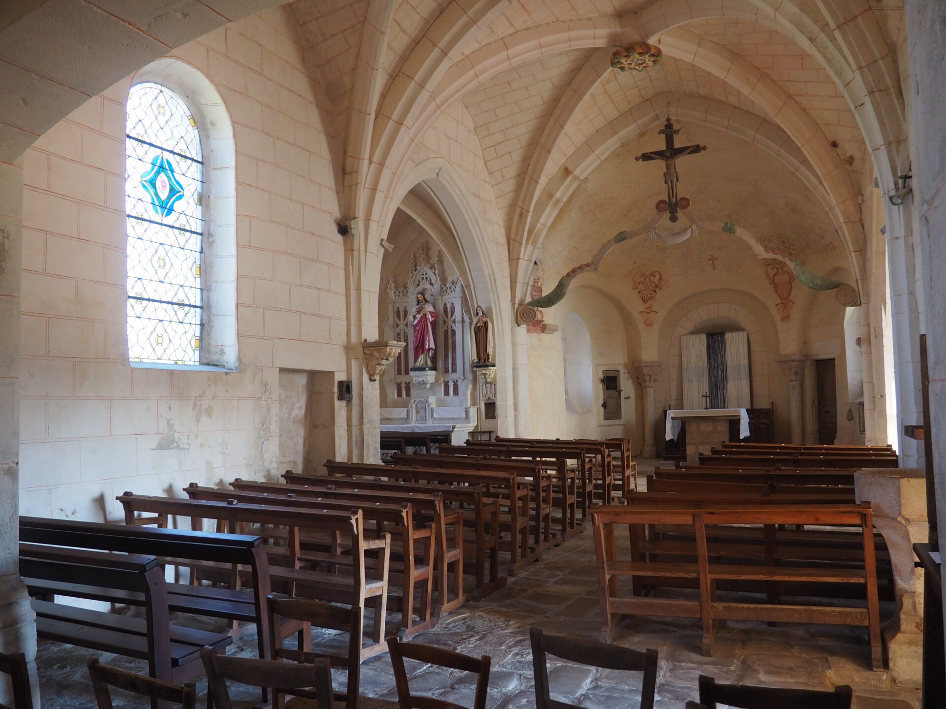 intérieur et bancs de l'église de Montarcher